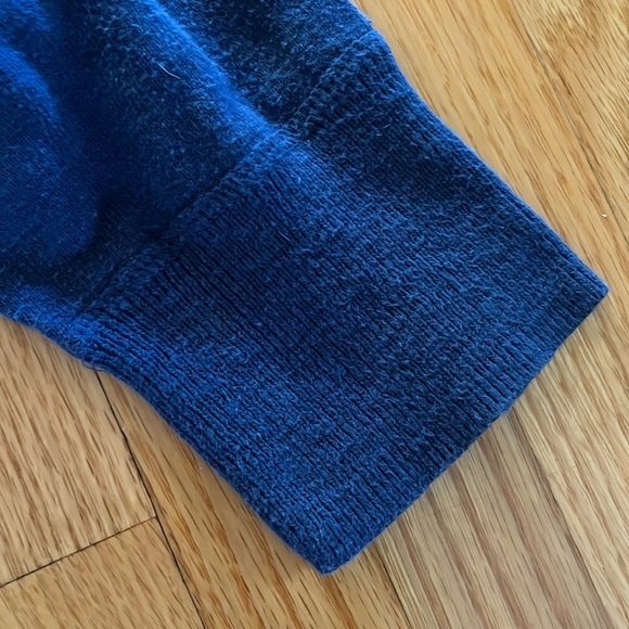 V-neck sweater - Picture 4 of 6